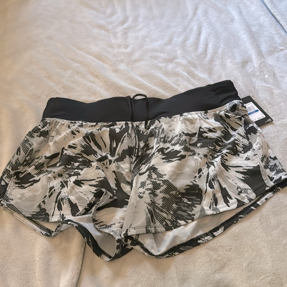 Under armour size XL BRAND NEW speedpocket shorts